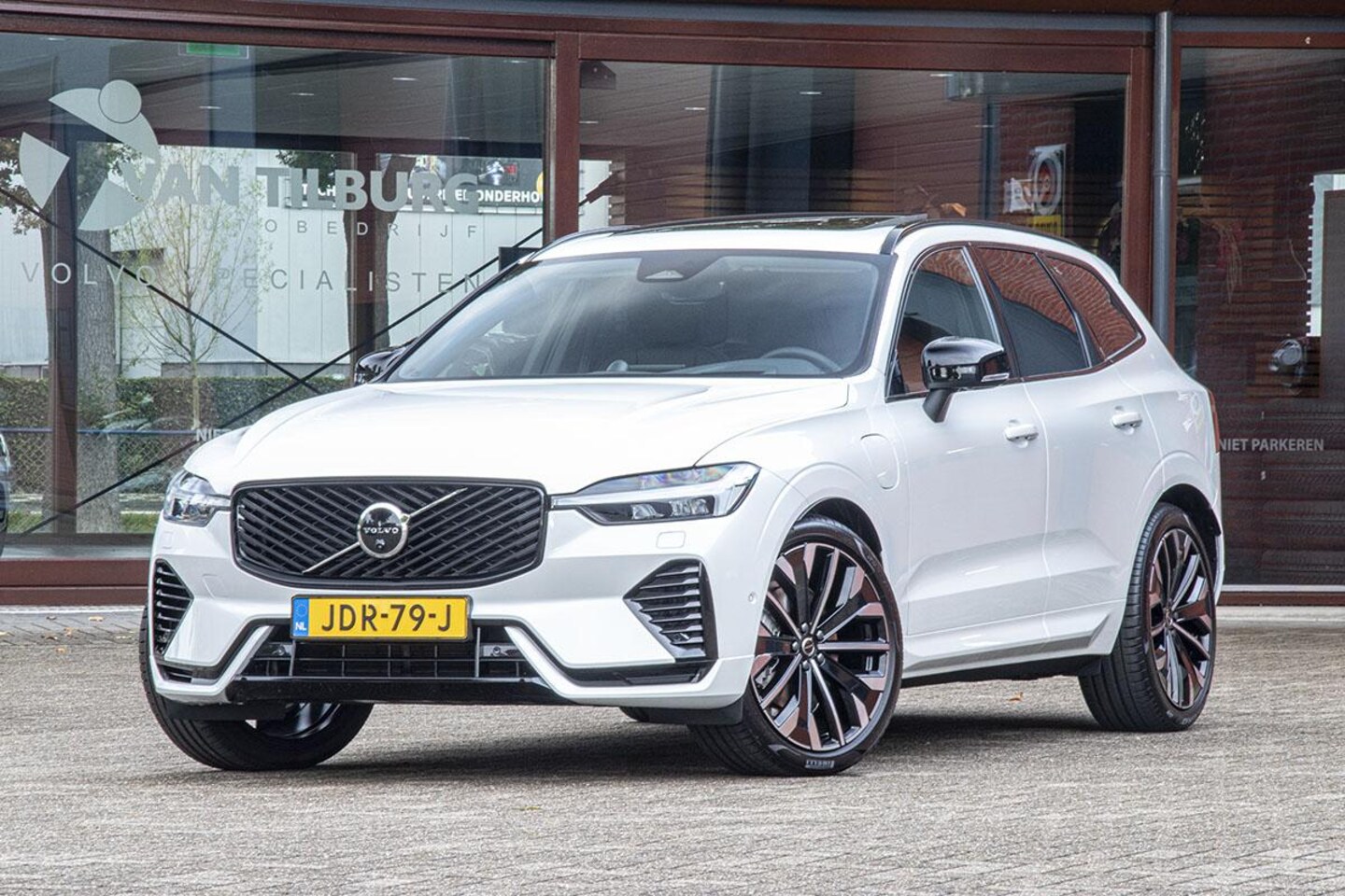 Volvo XC60 - T6 PLUG-IN HYBRID AWD ULTRA BLACK EDITION HEICO - AutoWereld.nl