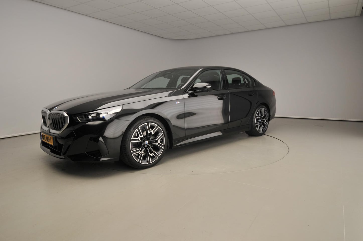 BMW 5-serie - Sedan 520d | M-Sportpakket | LED | HUD | Active cruise | Comfortzetels | Schuifdak | Trekh - AutoWereld.nl