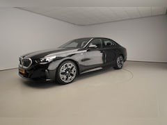 BMW 5-serie - Sedan 520d | M-Sportpakket | LED | HUD | Active cruise | Comfortzetels | Schuifdak | Trekh
