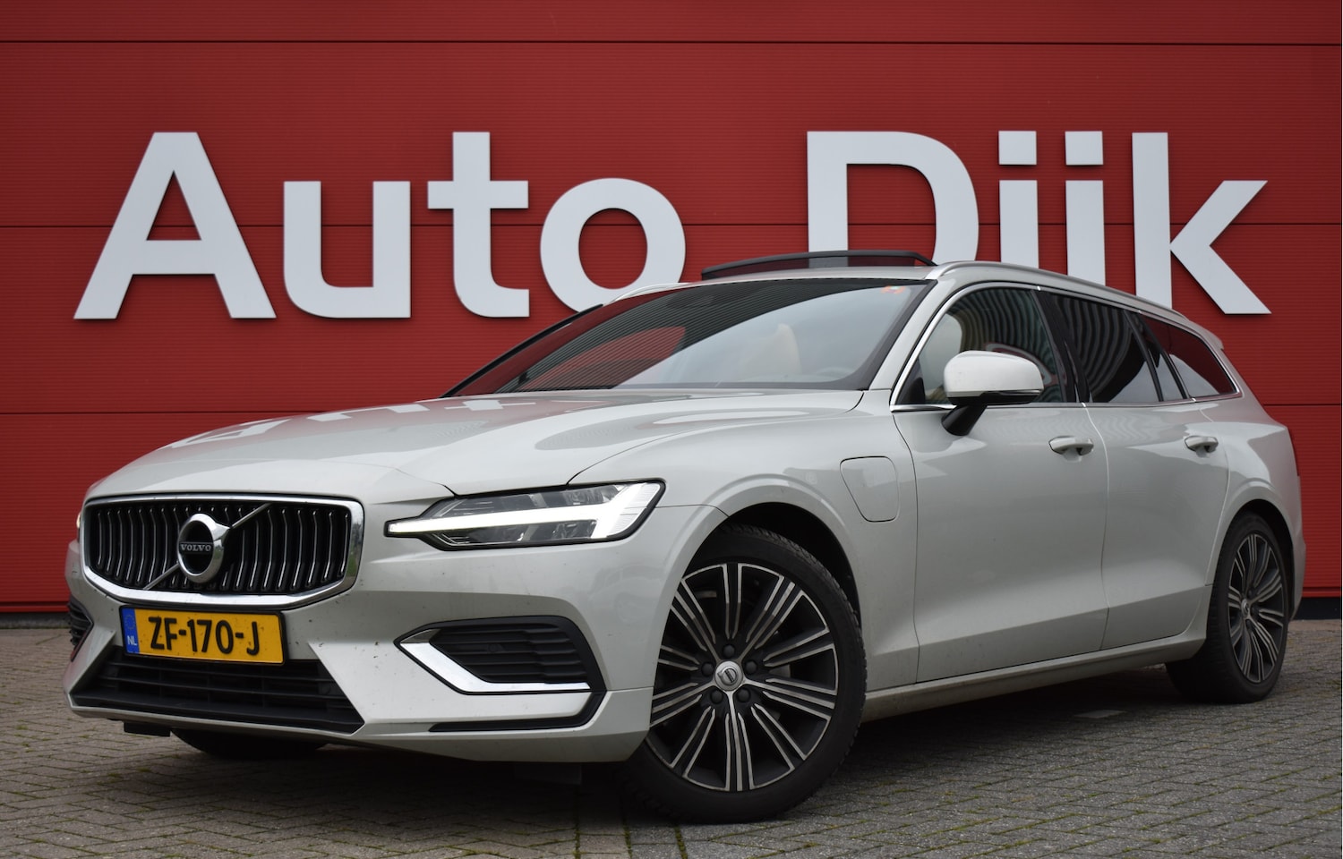 Volvo V60 - 2.0 T8 Twin Engine AWD Inscription LED | Pano | Harman Kardon | Leder | Carplay | Keyless - AutoWereld.nl