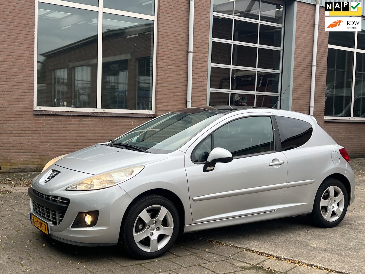 Peugeot 207 - 1.6 VTi Allure / Pano / Sportstoelen / Clima! - AutoWereld.nl
