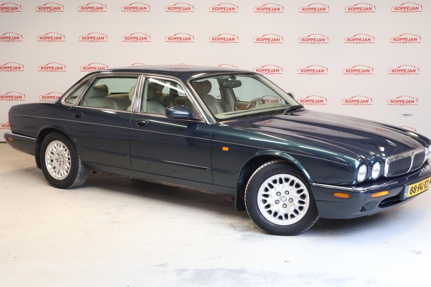 Jaguar XJ - 3.2 V8 Executive ORG NL, eerste eigenaar, volledige onderhoud historie - AutoWereld.nl