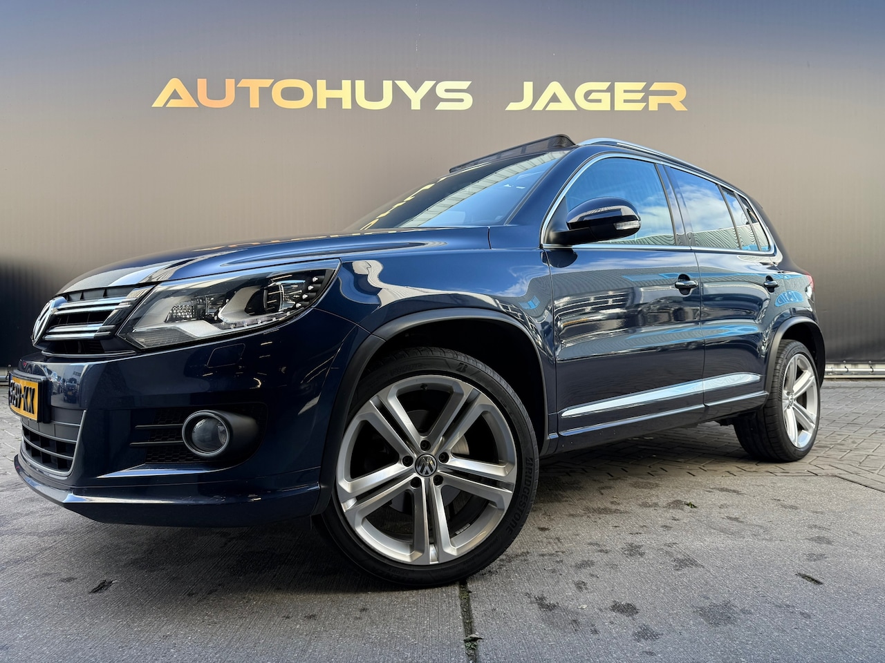 Volkswagen Tiguan - 1.4 TSI R-Line Edition|Panorama|Camera|Trekhaak - AutoWereld.nl