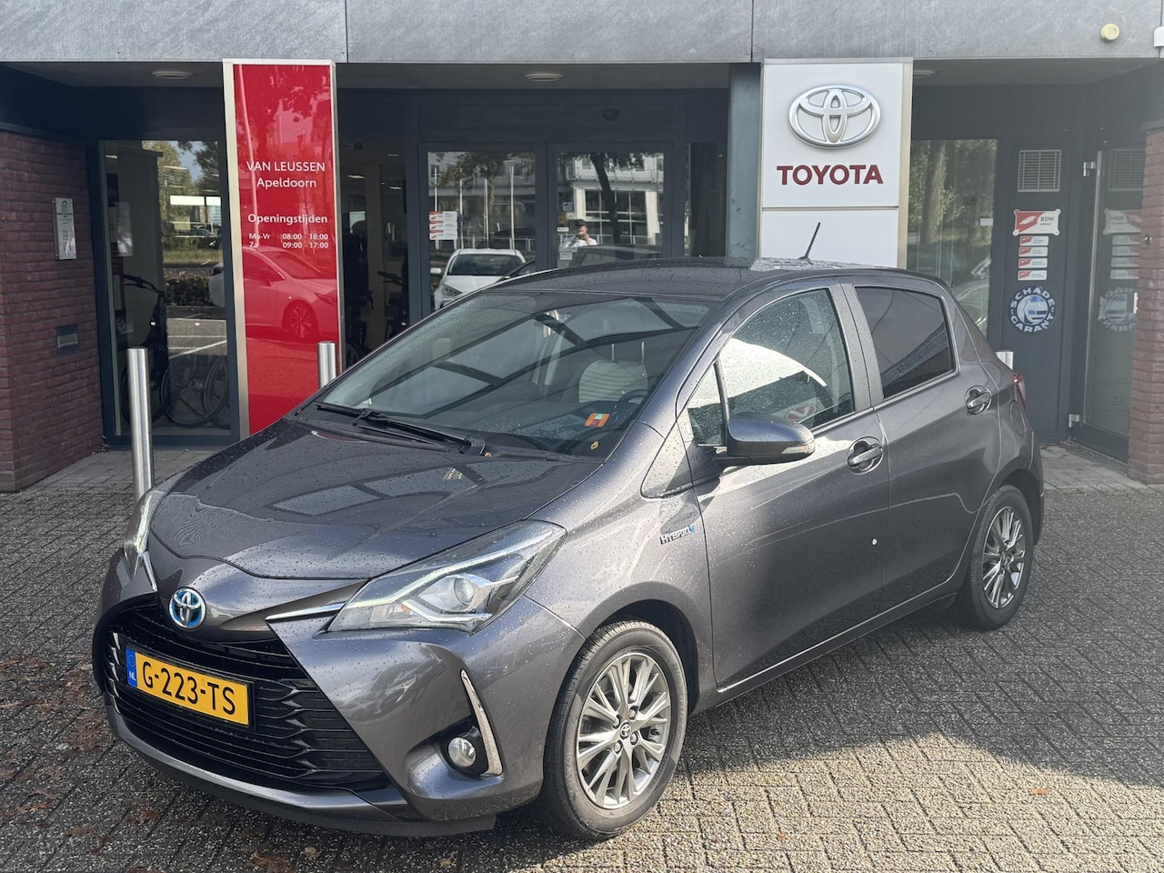 Toyota Yaris - 1.5 Hybrid DYNAMIC APPLE/ANDROID KEYLESS 15'' LM-VELGEN CLIMA CRUISE CAMERA BLUETOOTH NL-A - AutoWereld.nl