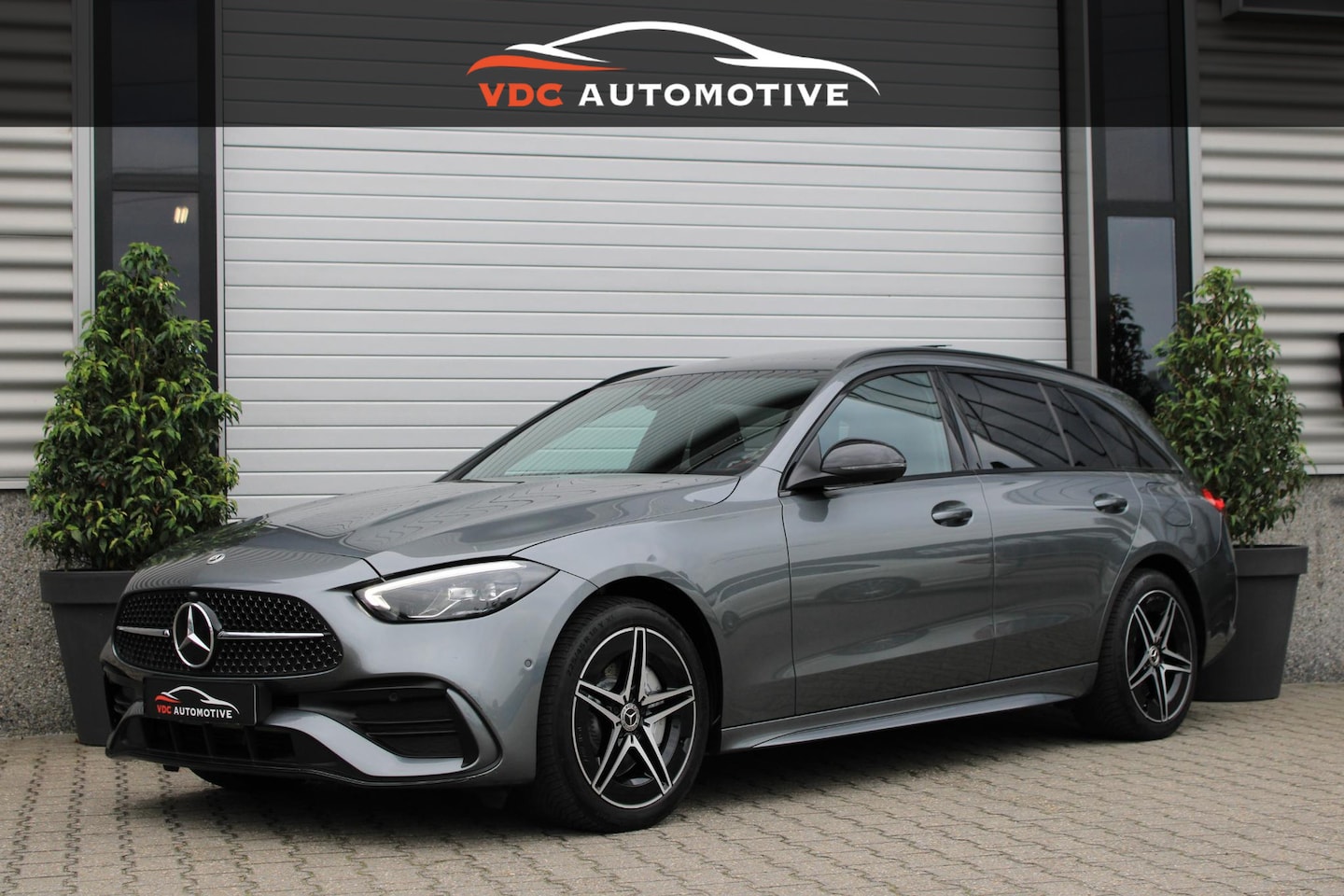 Mercedes-Benz C-klasse Estate - 300 e AMG Pano | Trekhaak | Dodehoekassistent | Sfeerverlichting | Camera | Carplay | Spie - AutoWereld.nl