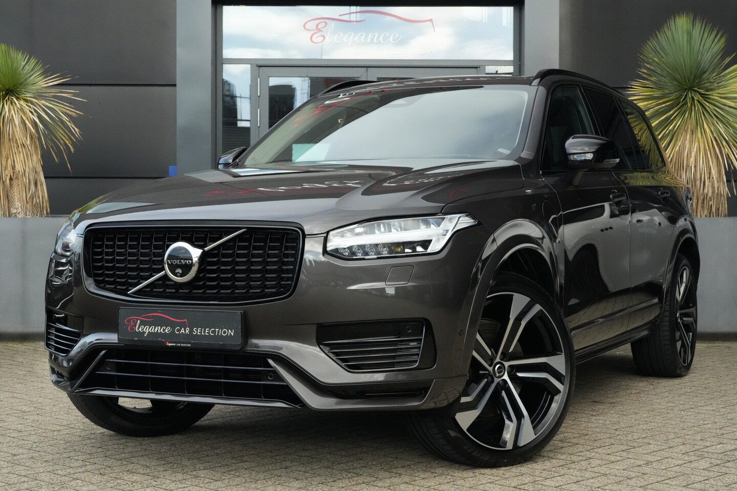 Volvo XC90 - 2.0 T8 Plug-in hybrid AWD Ultra Dark 455pk Panoramadak/Massage/360Camera - AutoWereld.nl