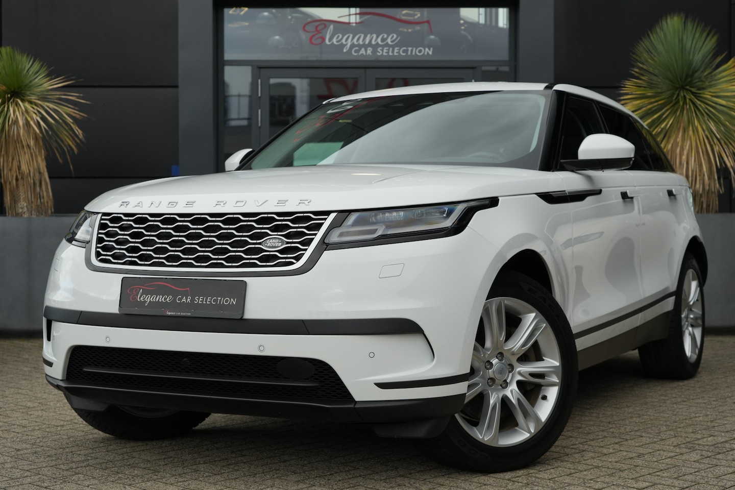 Land Rover Range Rover Velar - 2.0 P400e 400pk Panoramadak/Stoelverwarming/Camera - AutoWereld.nl