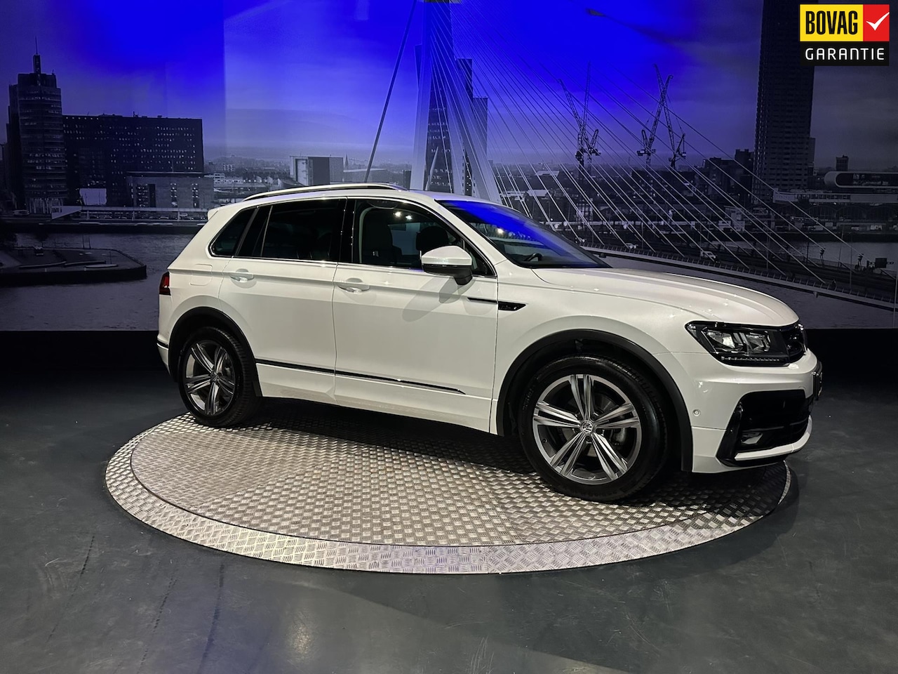 Volkswagen Tiguan - 1.5 TSI ACT Highline Business R-Line *TopComfortStoelen*Pano*Virtual*Keyless*Trekhaak* - AutoWereld.nl