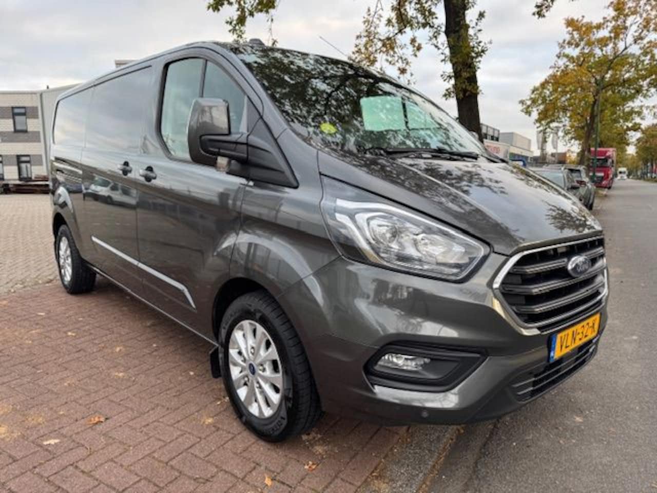 Ford Transit Custom - 300 2.0 TDCI 130pk L2 H1 Limited Automaat 3persoons Airco/ECC,Navigatie,Camera 1e Eigenaar - AutoWereld.nl