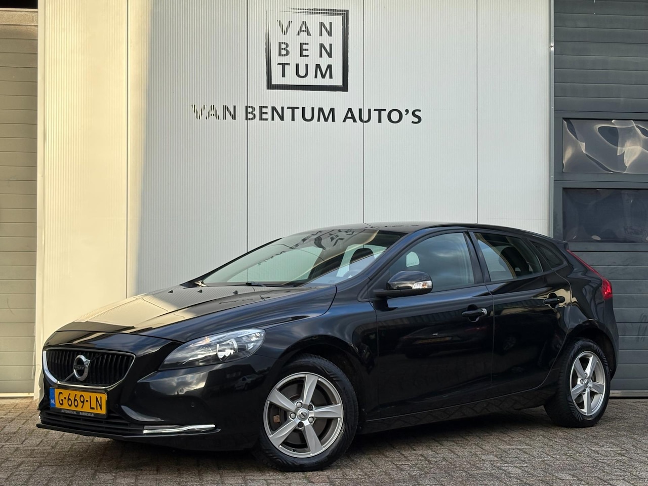 Volvo V40 - 2.0 D3 Autom. Navi Camera Clima Cruise EURO 6 - AutoWereld.nl