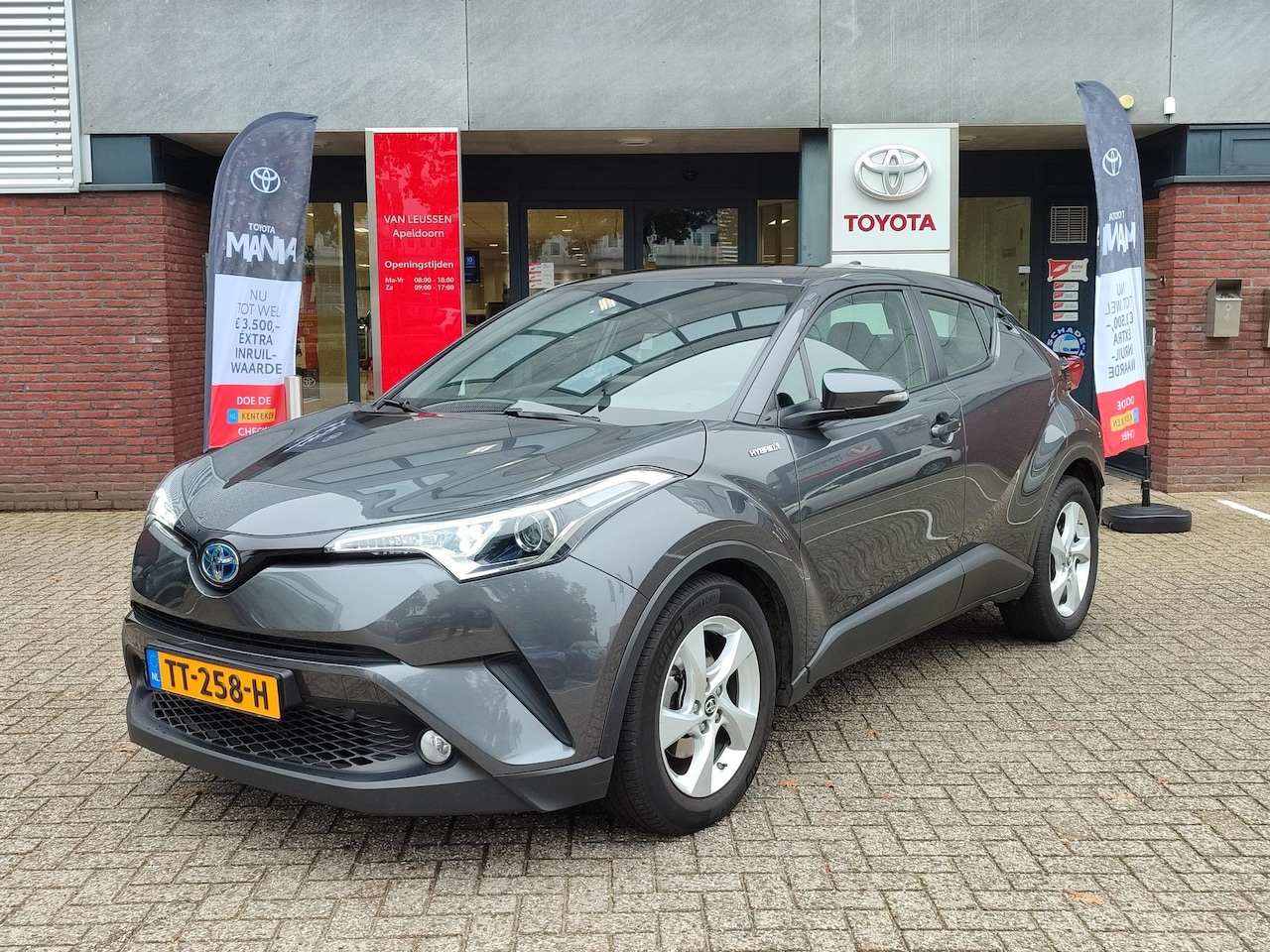 Toyota C-HR - 1.8 Hybrid NAVI CLIMA AD-CRUISE CAMERA BLUETOOTH 17'' LM-VELGEN - AutoWereld.nl