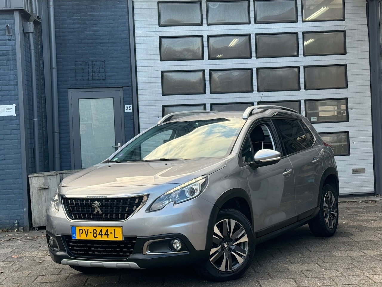 Peugeot 2008 - 1.2 PureTech Allure | Clima | Navi | Cruise | CarPlay | N.A.P - AutoWereld.nl