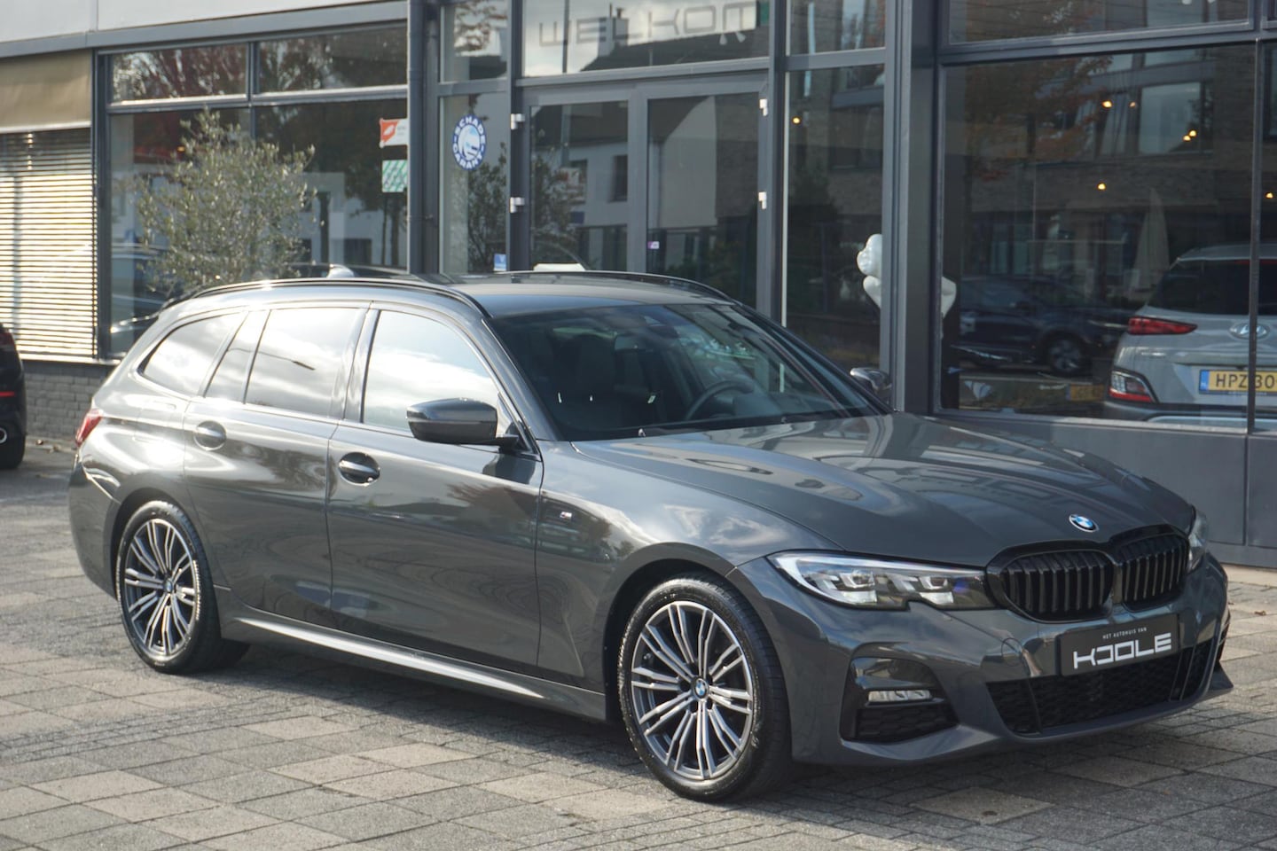BMW 3-serie Touring - 318i High Executive | M pakket | Dravitgrau - AutoWereld.nl