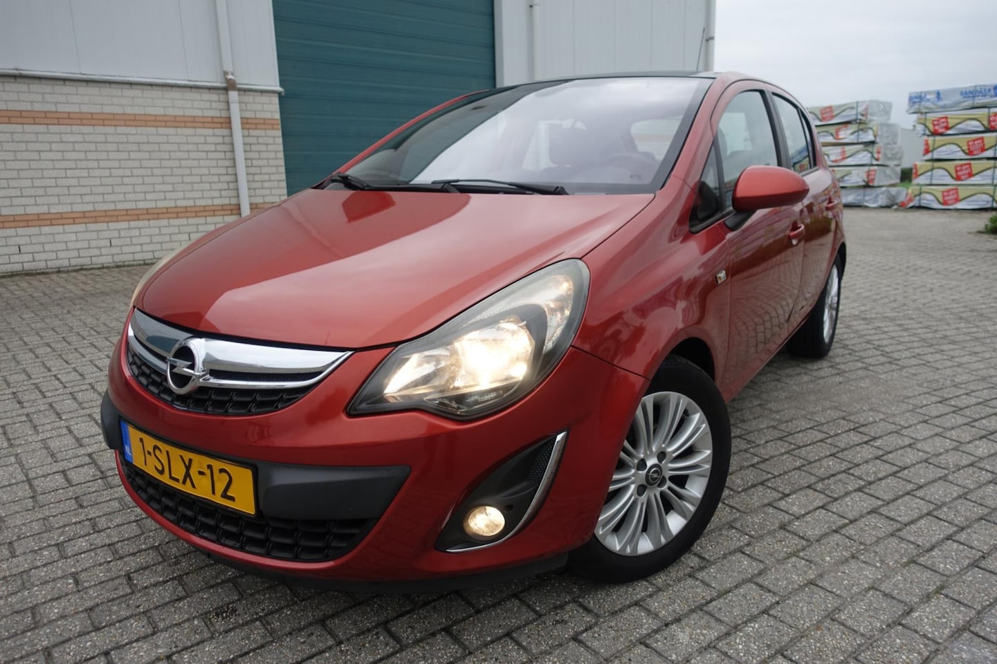 Opel Corsa - 1.4-16V Cosmo - vol. automaat - pann dak - navi - 1/2 leer - lm velgen -stoel/stuurverwarm - AutoWereld.nl