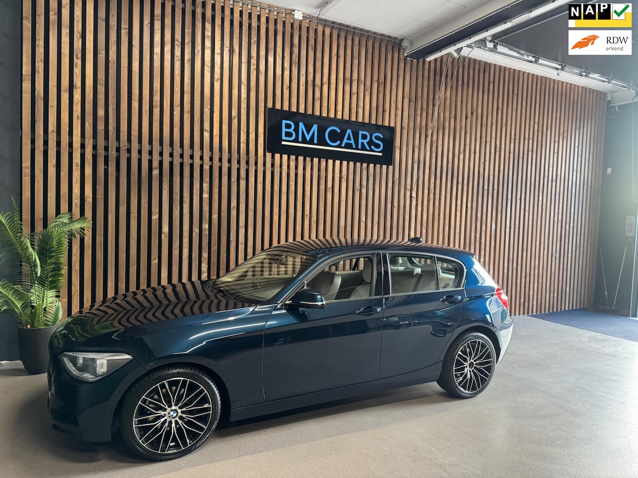 BMW 1-serie - 118i Upgrade Edition Automaat,Led,Navigatie - AutoWereld.nl