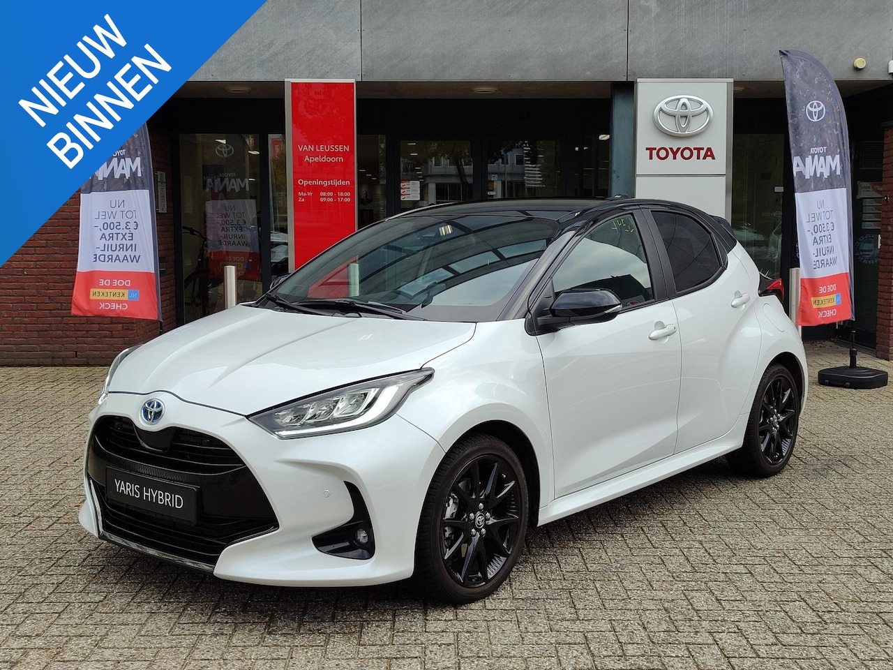 Toyota Yaris - 1.5 Hybrid EXECUTIVE PANODAK HEAD-UP STOELVERW BLIND SPOT NAVI 17'' LM-VELGEN 4S-BANDEN PA - AutoWereld.nl