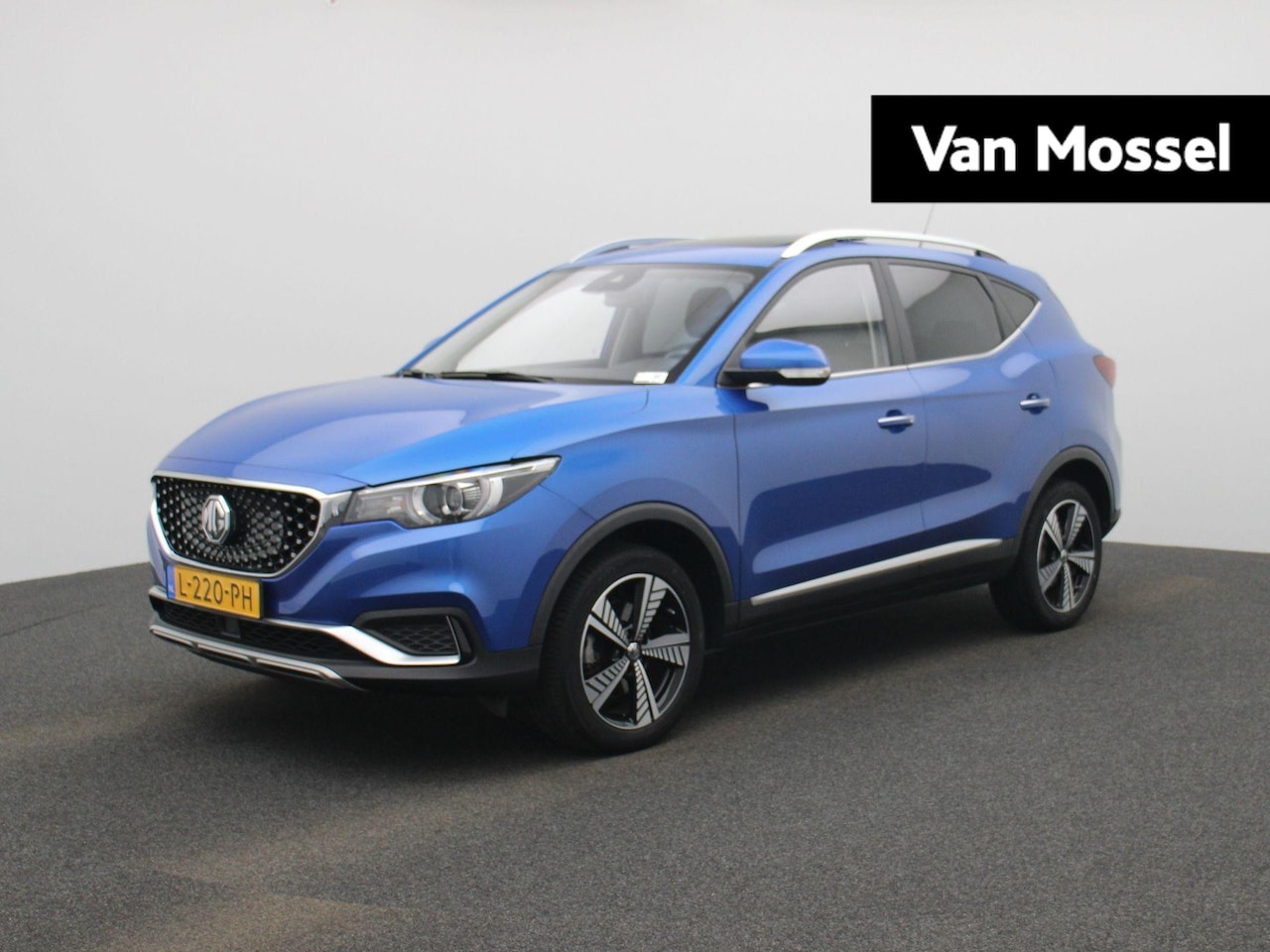 MG ZS - Luxury 45 kWh PANORAMADAK | LEDEREN BEKLEDING | ELEKTRISCHE STOELEN | NAVIGATIE | ADAPTIEV - AutoWereld.nl