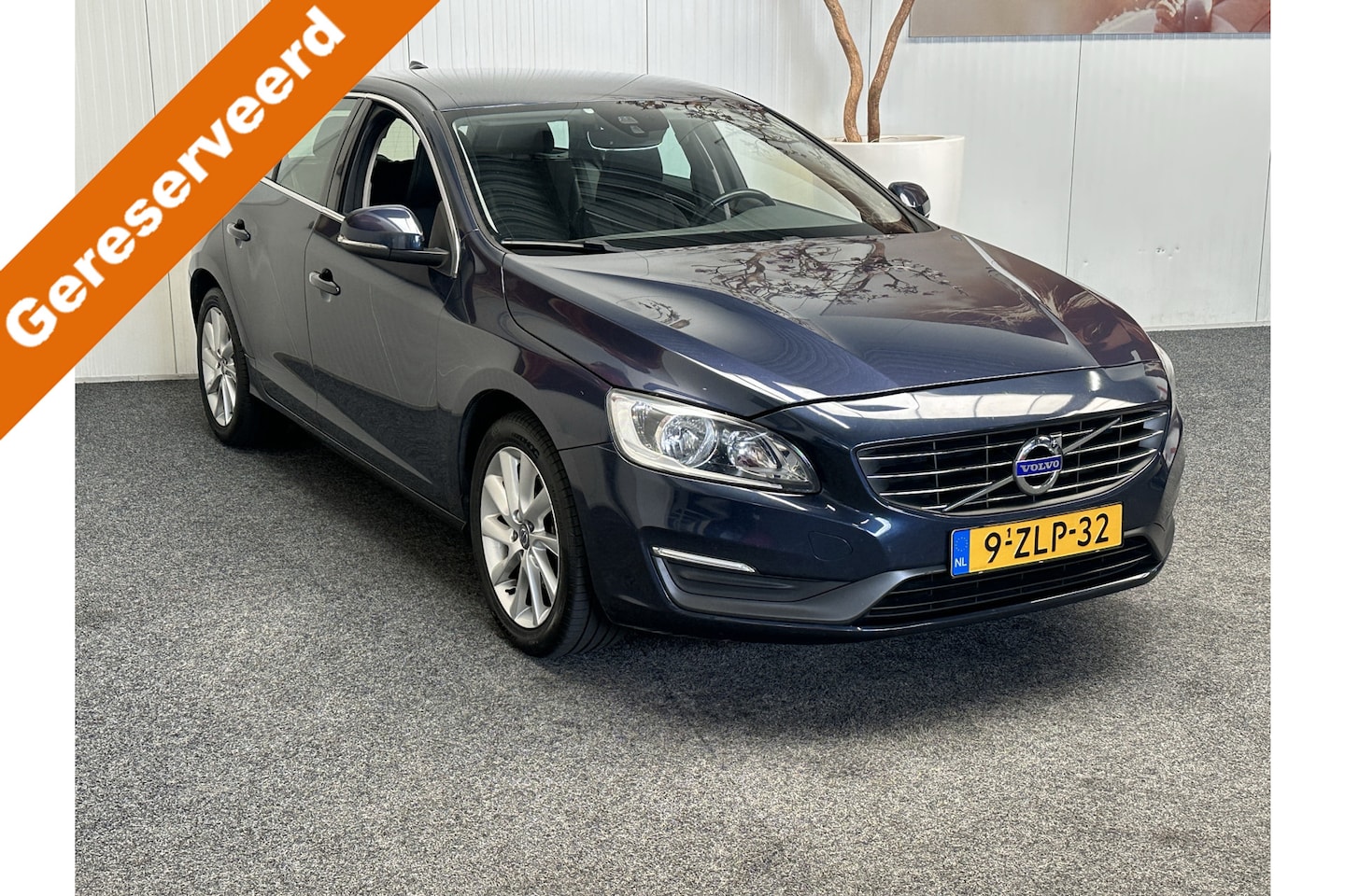 Volvo V60 - 1.6 D2 Momentum NAVIGATIE CRUISE CONTROL CLIMATE CONTROL BLUETOOTH TELEFOON MEDIA VOORBERE - AutoWereld.nl