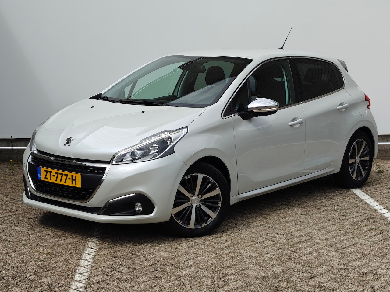 Peugeot 208 - 1.2 PureTech Allure automaat | Achterbank in delen neerklapbaar | Audio installatie | Best - AutoWereld.nl