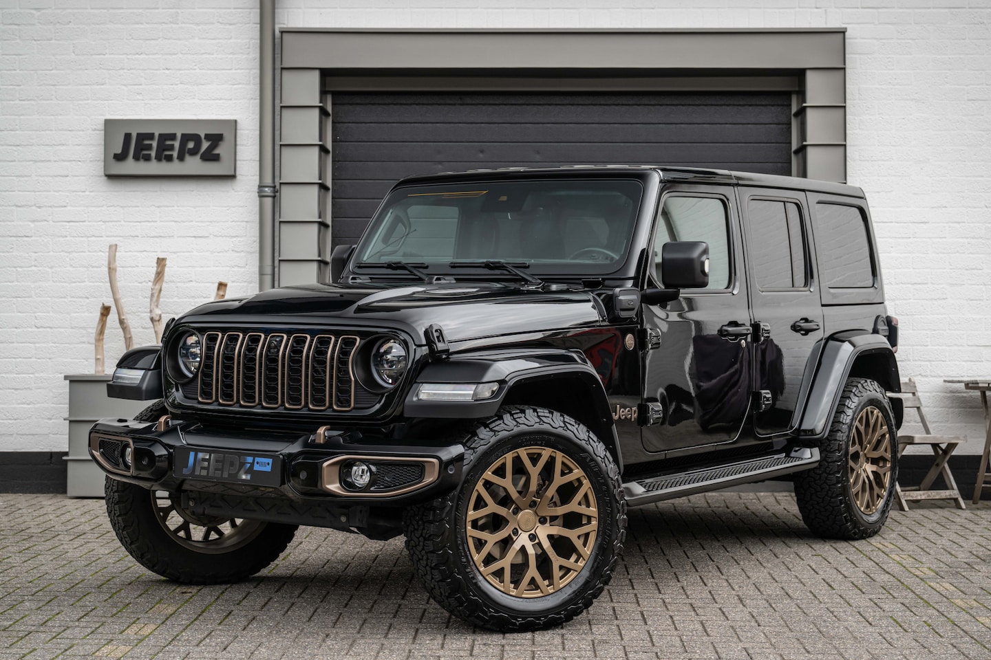 Jeep Wrangler Unlimited - 4xe 380 Sahara - Jeepz Edition - 20" Bronzen velgenset - AutoWereld.nl