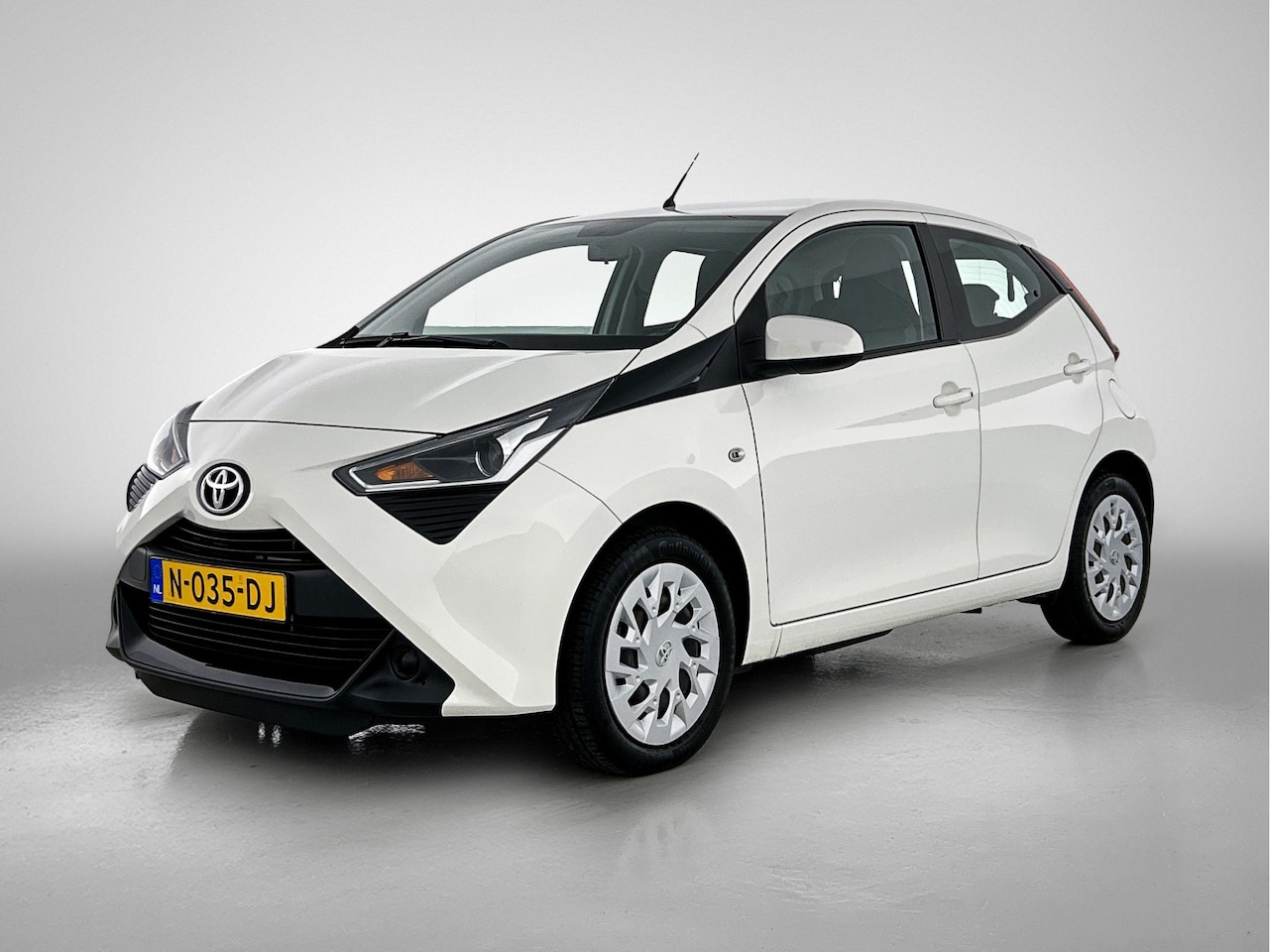 Toyota Aygo - 1.0 VVT-i x-play | Achteruitrijcamera | Apple Carplay/Android Auto | - AutoWereld.nl