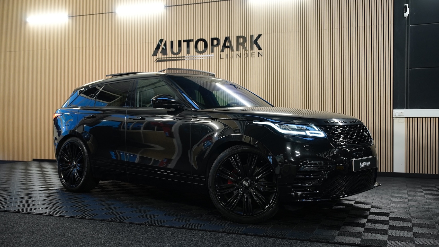 Land Rover Range Rover Velar - 3.0 V6 SC AWD R-Dynamic HSE R DYNAMIC PANO/HUD/KEYLESS/NIGHTPAKKET/CARPLAY/STOELVERKOELING - AutoWereld.nl