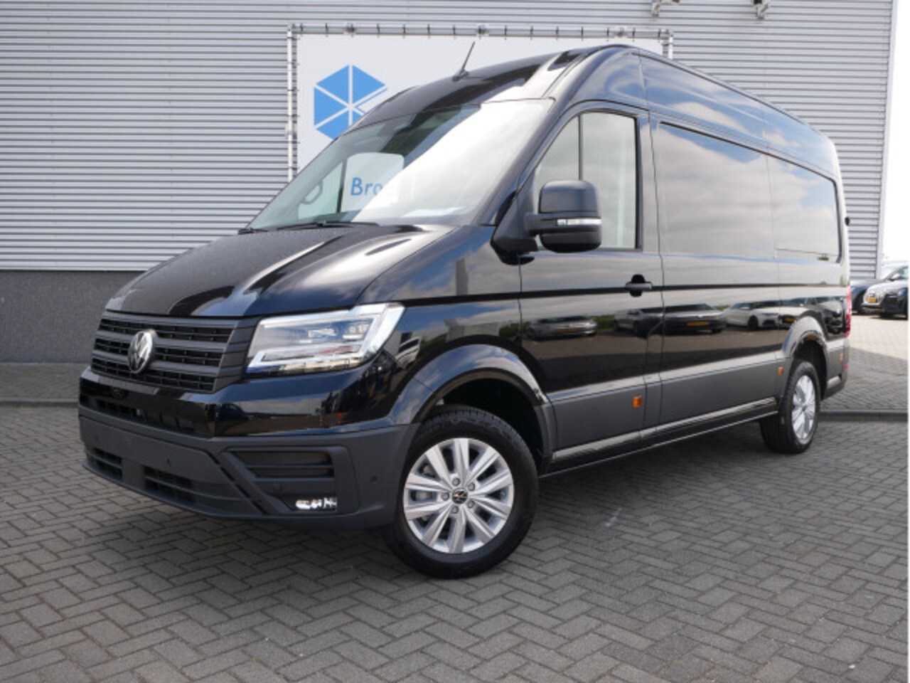 Volkswagen Crafter - 35 2.0 TDI L3H3 Exclusive EURO VI | Trekhaak | Navigatie | Climate | Park assistent - AutoWereld.nl