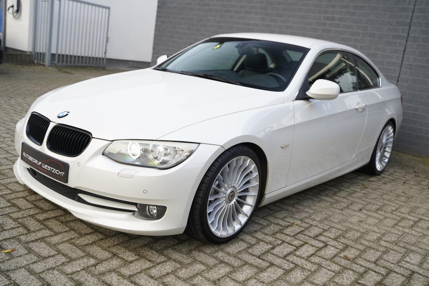 BMW 3-serie Coupé - 325i Exclusive 3.0 LCI 218pk Parelmoer Wit - AutoWereld.nl
