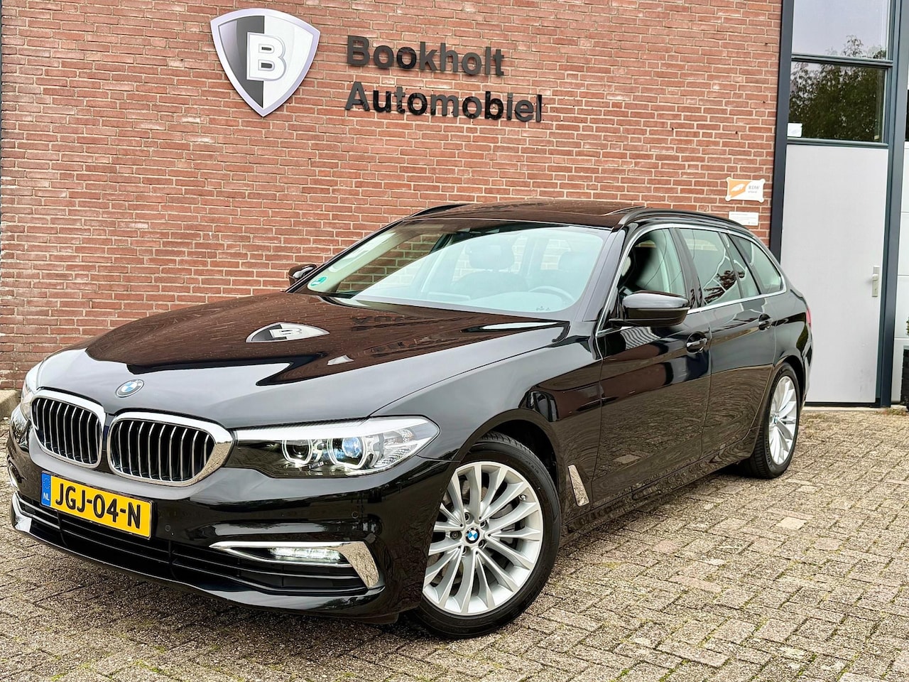 BMW 5-serie Touring - 520i Luxury Line, Panorama, Hifi, Drive Assist - AutoWereld.nl