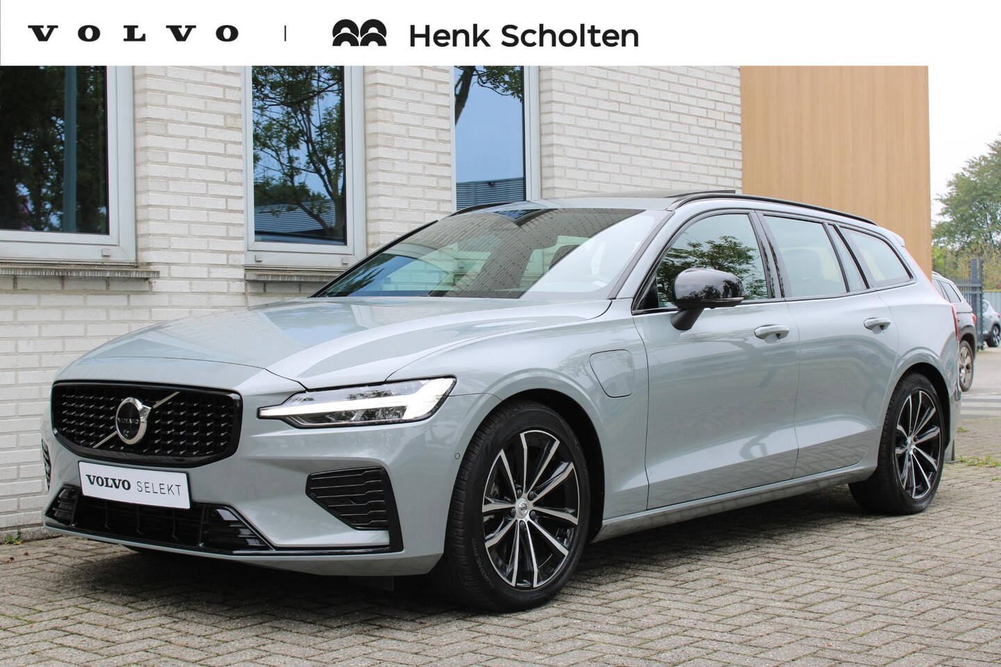 Volvo V60 - 2.0 T6 Plug-in hybrid AWD Plus Dark | Panoramadak | Semi Elek. trekhaak | 360° camera | Ha - AutoWereld.nl