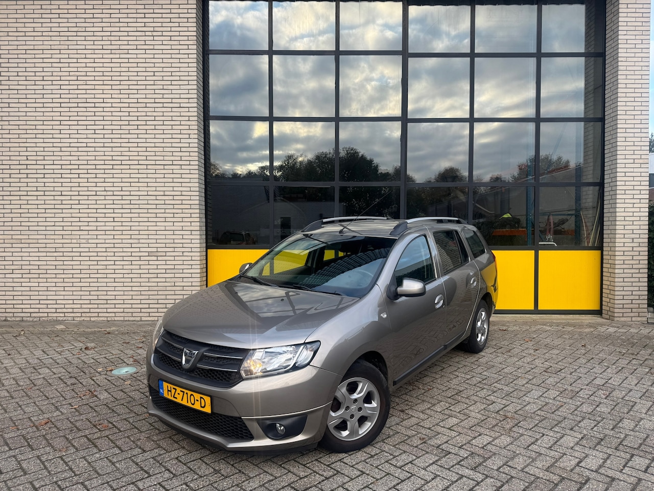 Dacia Logan MCV - 90PK Lauréate, Airco, Trekhaak, Navi & PDC - AutoWereld.nl