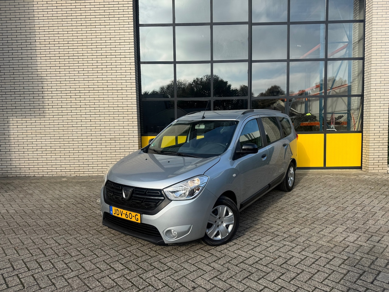 Dacia Lodgy - 1.3 TCe Comfort 7p. 1.3 TCe Comfort 7p, Airco, Navi en stoelverwarming - AutoWereld.nl