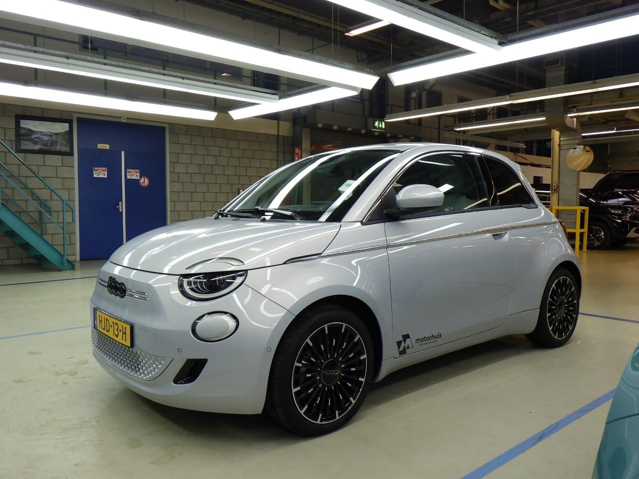 Fiat 500e - La Prima 42 kWh 3 Fase | Vol-Leder | Stoelverwarming | Full-LED | Chrome | Adaptive Cruise - AutoWereld.nl