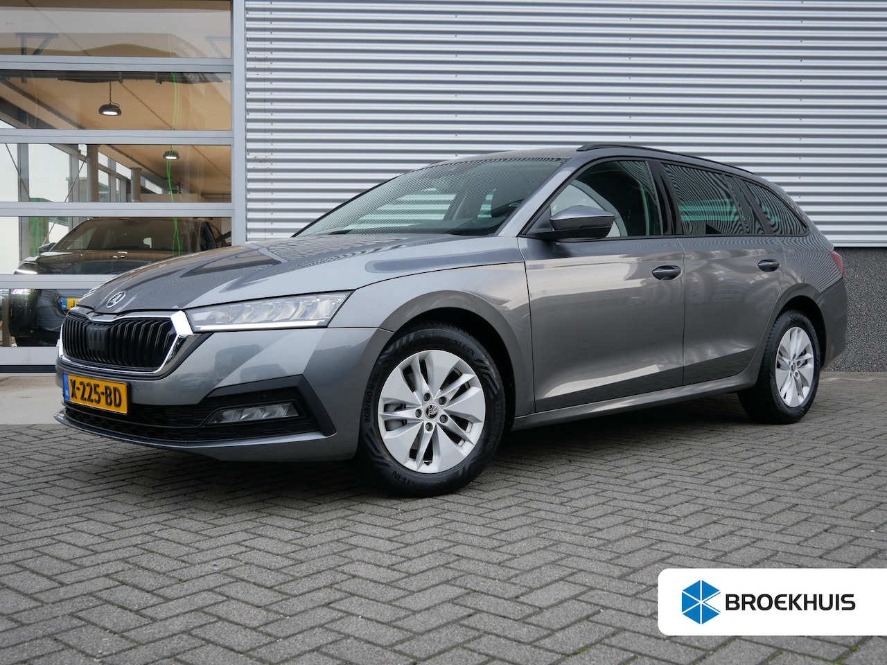 Skoda Octavia Combi - 1.0 e-TSI Business Edition | Elektrisch bedienbare achterklep | Trekhaak uitklapbaar | Voo - AutoWereld.nl