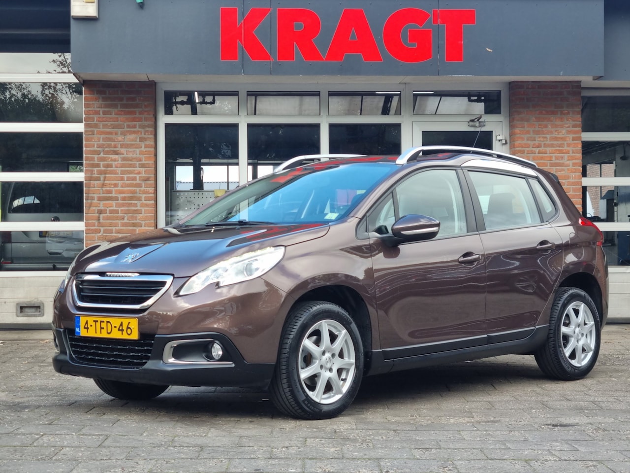 Peugeot 2008 - Active 1.2 VTi 82 pk AUTOMAAT - hoge instap - airco - trekhaak - cruise - AutoWereld.nl