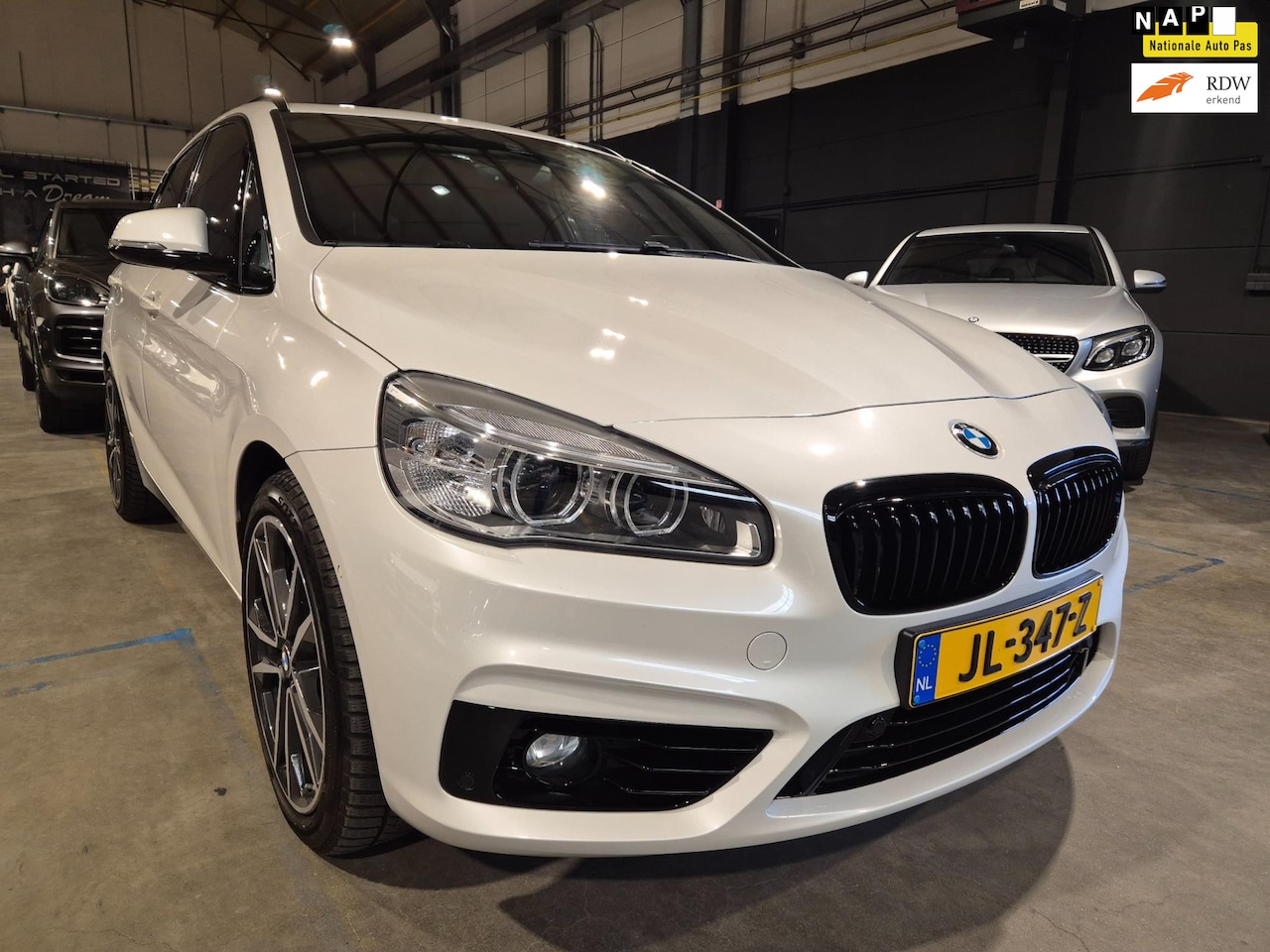 BMW 2-serie Active Tourer - 225xe Centennial High Executive - Panoramadak - Leder - Memory - Keyless - HuD - Camera - - AutoWereld.nl