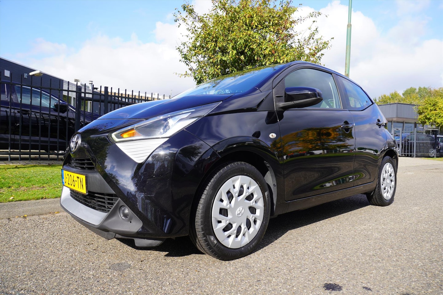 Toyota Aygo - 1.0 VVT-i 72pk 5D x-play Multi Media Parkeer Camera - AutoWereld.nl