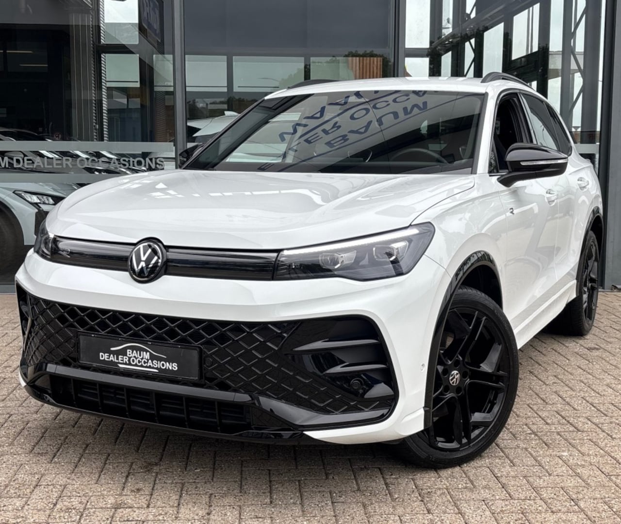 Volkswagen Tiguan - 2.0 TDI R-LINE AUTOMAAT 150PK AIRCO NAVI BIGSCREEN PDC-CAMERA CRUISE - AutoWereld.nl
