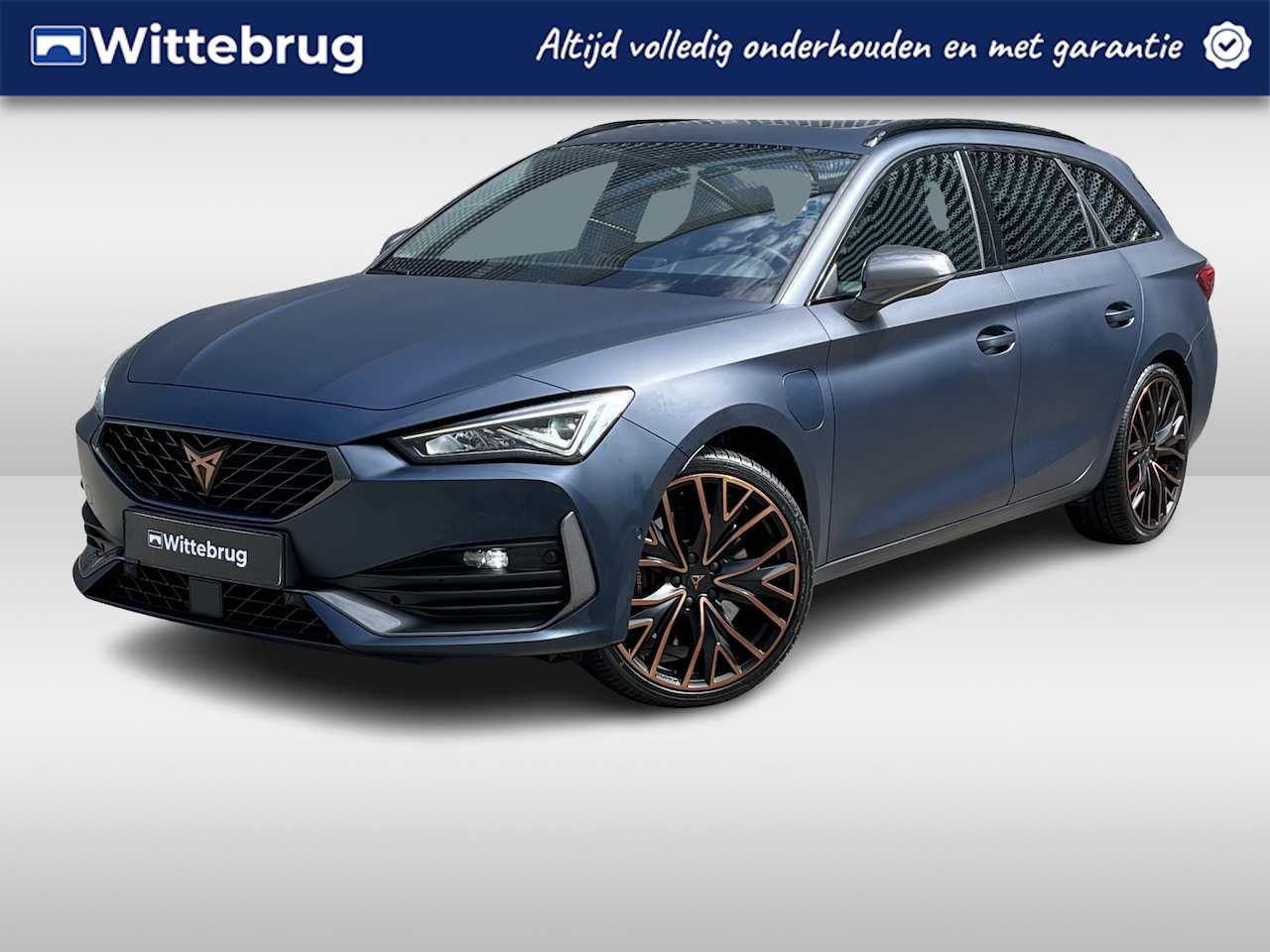 CUPRA Leon Sportstourer - 1.4 e-Hybrid 245pk DSG Black Edition / Matte Lak / Panoramadak / Leer / Elek Verstelbare B - AutoWereld.nl