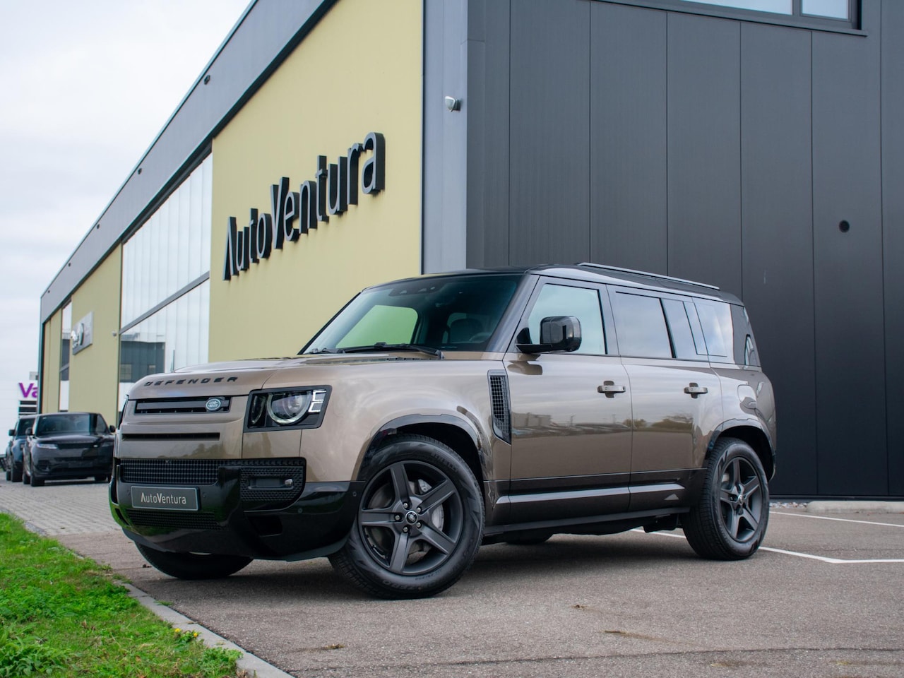 Land Rover Defender - P300e X-Dynamic Trekhaak l Schuif-/kantel Panorama dak l Black Pack l 20 Inch l - AutoWereld.nl