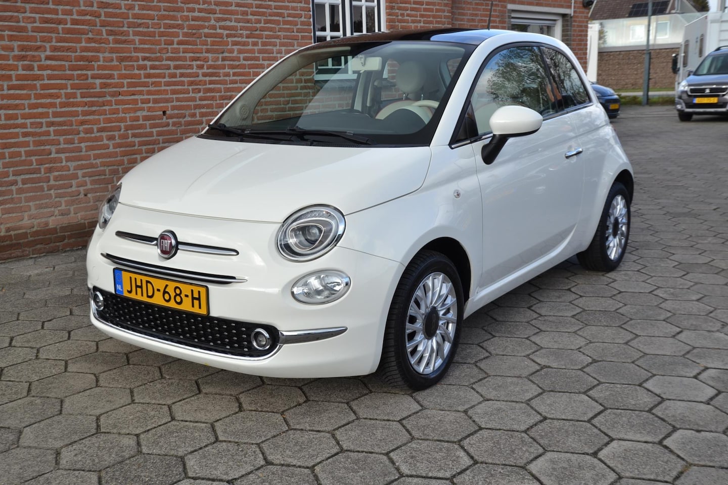 Fiat 500 - 1.2 S lounge 1e eigenaar model 2017 abs airco navi panoramadak radio cd elect ramen velgen - AutoWereld.nl
