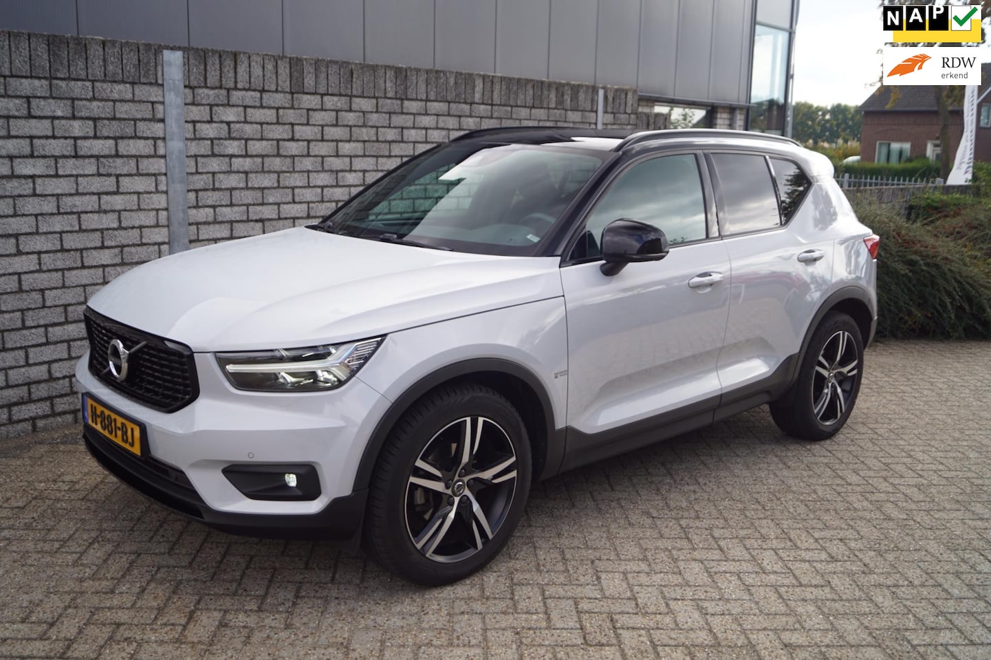 Volvo XC40 - 1.5 T3 R-Design Leder/Alcantara Sportst Stoelverw Navi Camera Adaptieve Cruise Clima 2x PD - AutoWereld.nl