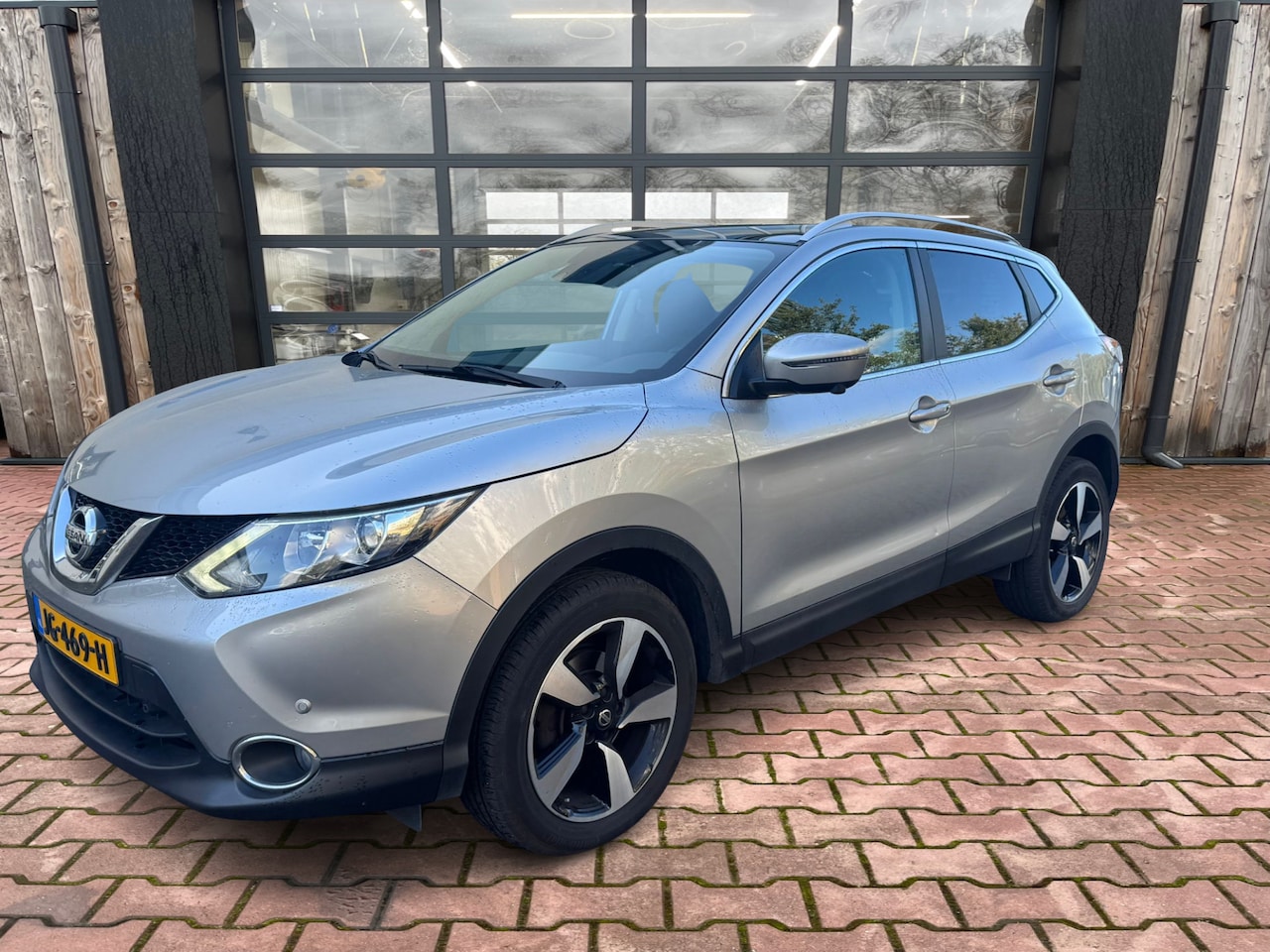 Nissan Qashqai - 1.2 Connect Edition | Automaat | Navi | Pano | Trekhaak | LED | 360 Camera | PDC | - AutoWereld.nl