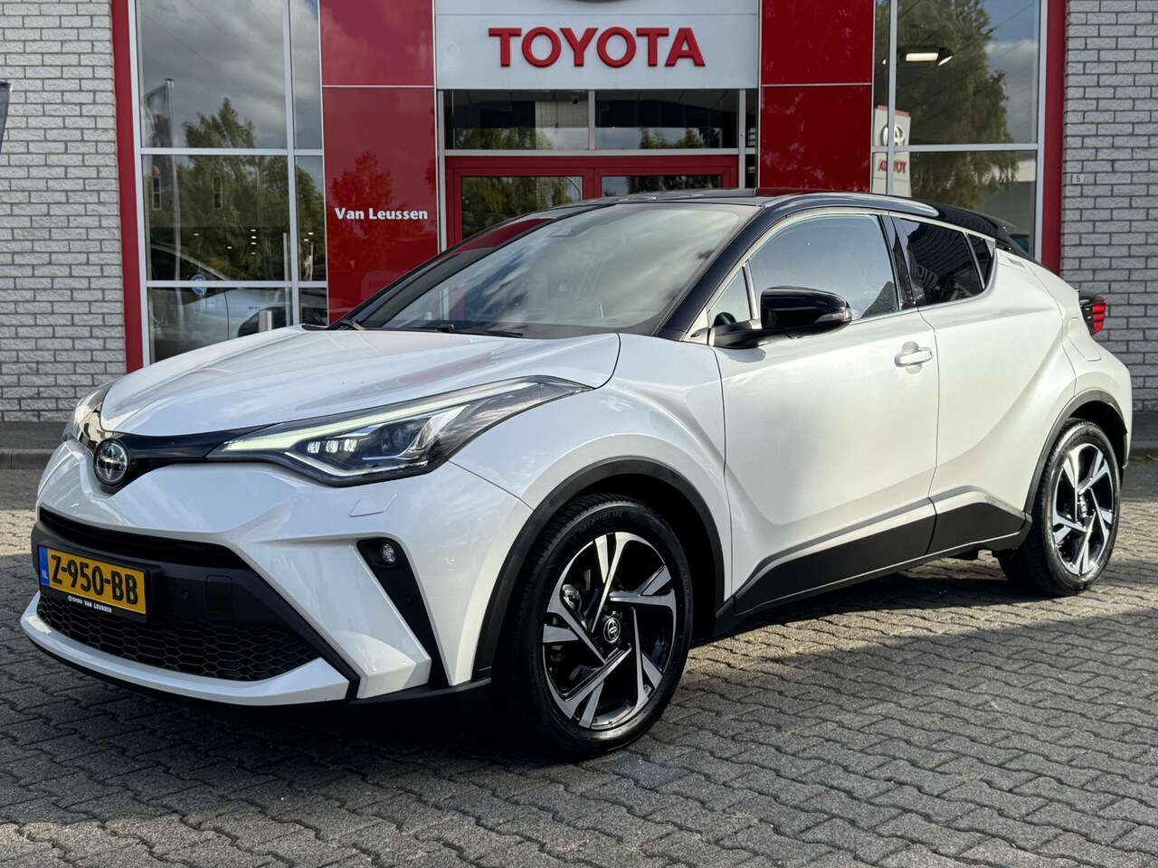 Toyota C-HR - 2.0 HYBRID BI-TONE STOEL/STUURVERW BLIND-SPOT NAVI PARK-SENSOREN APPLE/ANDROID - AutoWereld.nl