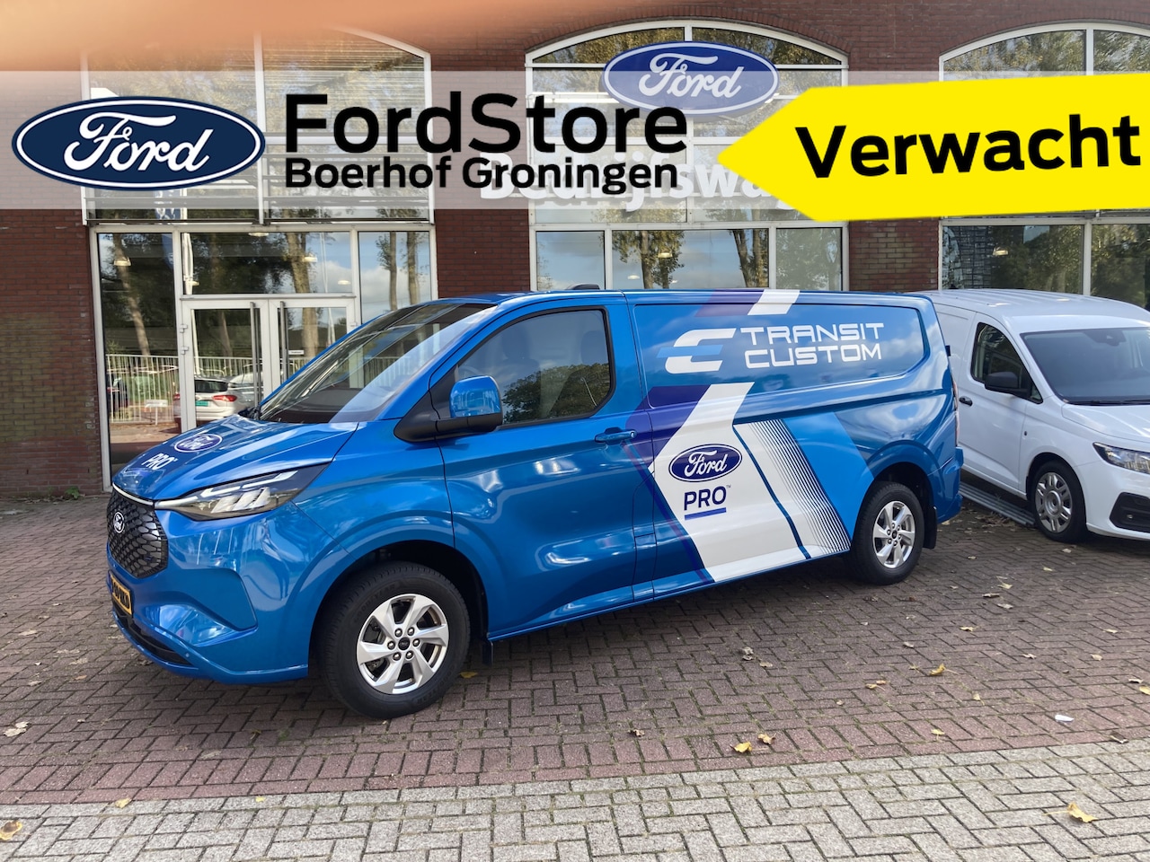 Ford Transit Custom - E-Transit 340 L2H1 Limited 65 kWh | Stickers worden verwijderd | Trekhaak | Achteruit Rijc - AutoWereld.nl