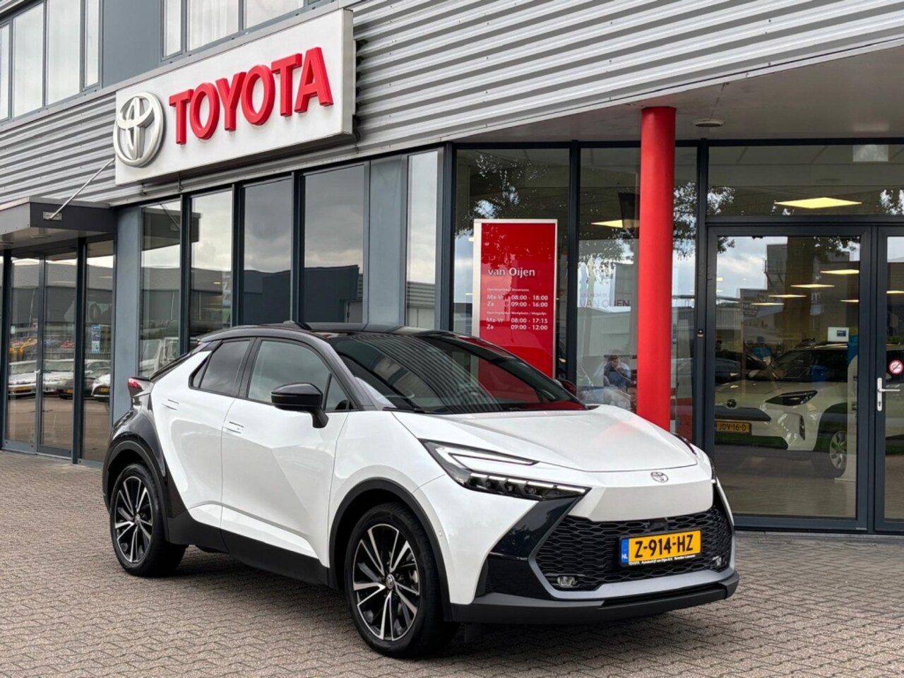 Toyota C-HR - 2.0 PHEV 200 Prem Ed | Pano dak | Leder | 360 Camera | Two Tone - AutoWereld.nl