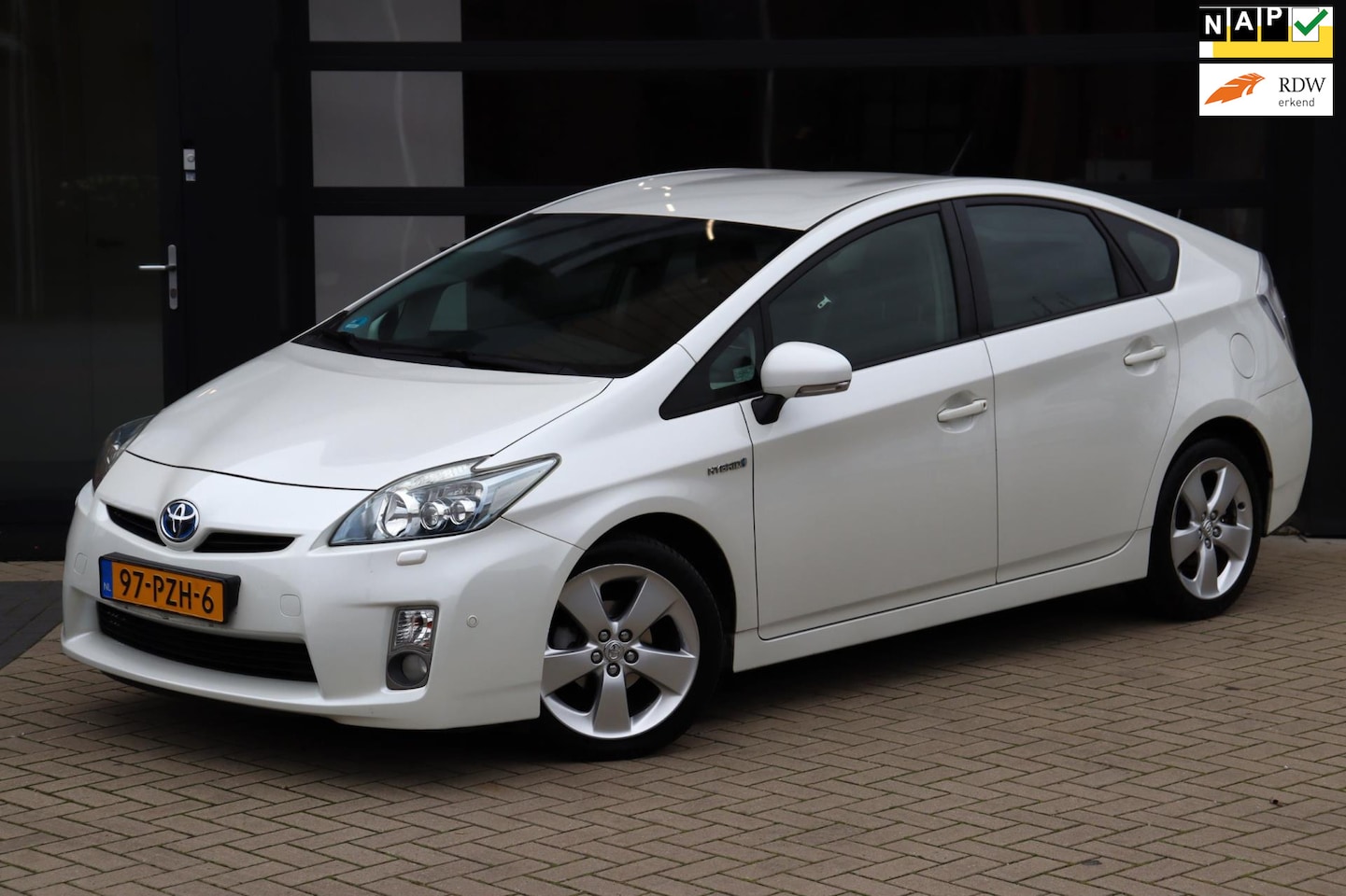 Toyota Prius - 1.8 Dynamic | NAP | Dealer Onderhouden | Cruise | Camera | Climate | Navi | Metallic - AutoWereld.nl