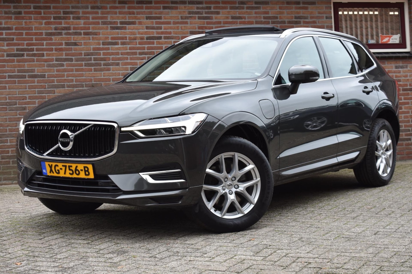 Volvo XC60 - 2.0 T8 Twin Engine AWD Momentum '19 Pano Leder Clima LED Inruil mogeijk - AutoWereld.nl