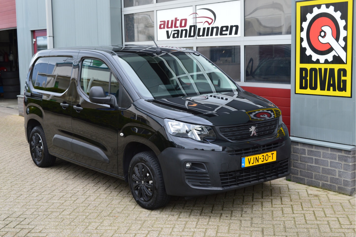 Peugeot Partner - 1.5 BlueHDI Premium O.a: Trekhaak, Navi, Cruise, Carplay, Pdc, Betimmerde laadruimte, nett - AutoWereld.nl