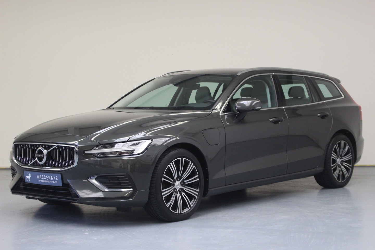 Volvo V60 - T6 Recharge AWD Inscription | Rijklaarprijs | Trekhaak | Stoelventilatie | HUD | - AutoWereld.nl